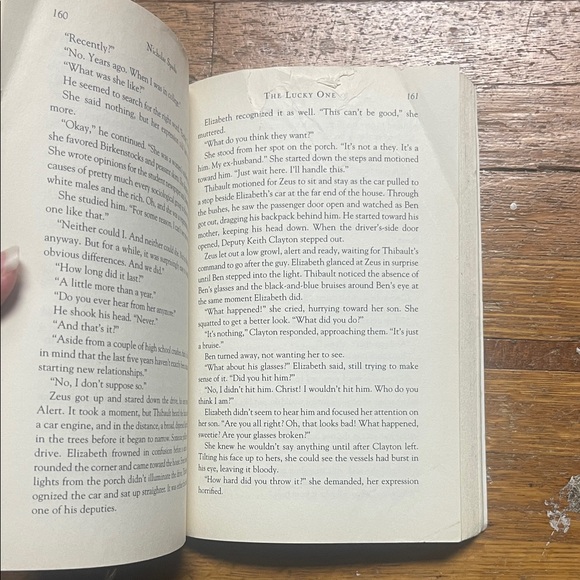 The Lucky One by Nicholas Sparks Book paperback book - Picture 8 of 12